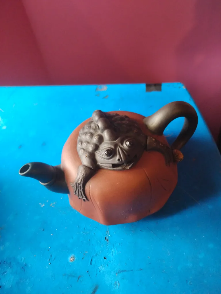 Unique Ceramic Teapot with Frog Design image indicator(2)