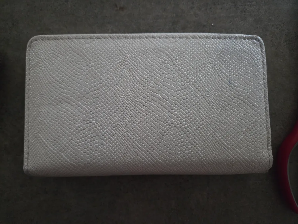 Stylish Light-Coloured Wallet thumbnail