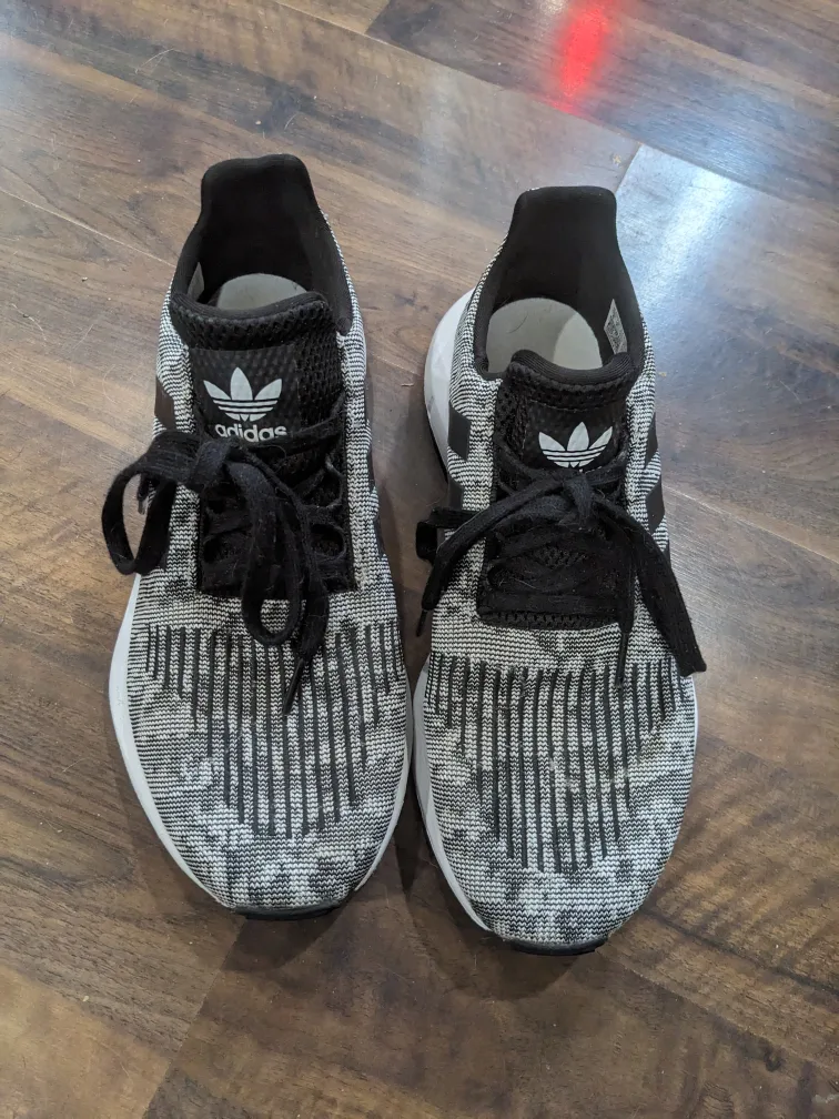 EUC Adidas Runners - Men size 8 image indicator(2)