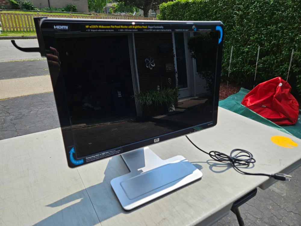 HP W2228h 22-inch Wide-Screen Monitor thumbnail