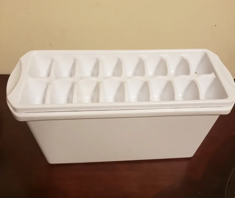 White Plastic Ice Cube Tray Set image indicator(2)