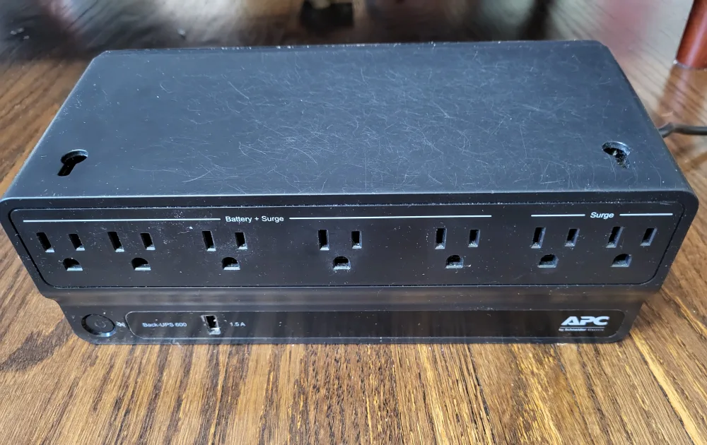 Two APC Back-UPS 600 💚 thumbnail