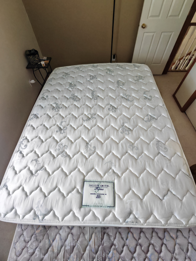 Jaclyn Smith Queen size Mattress