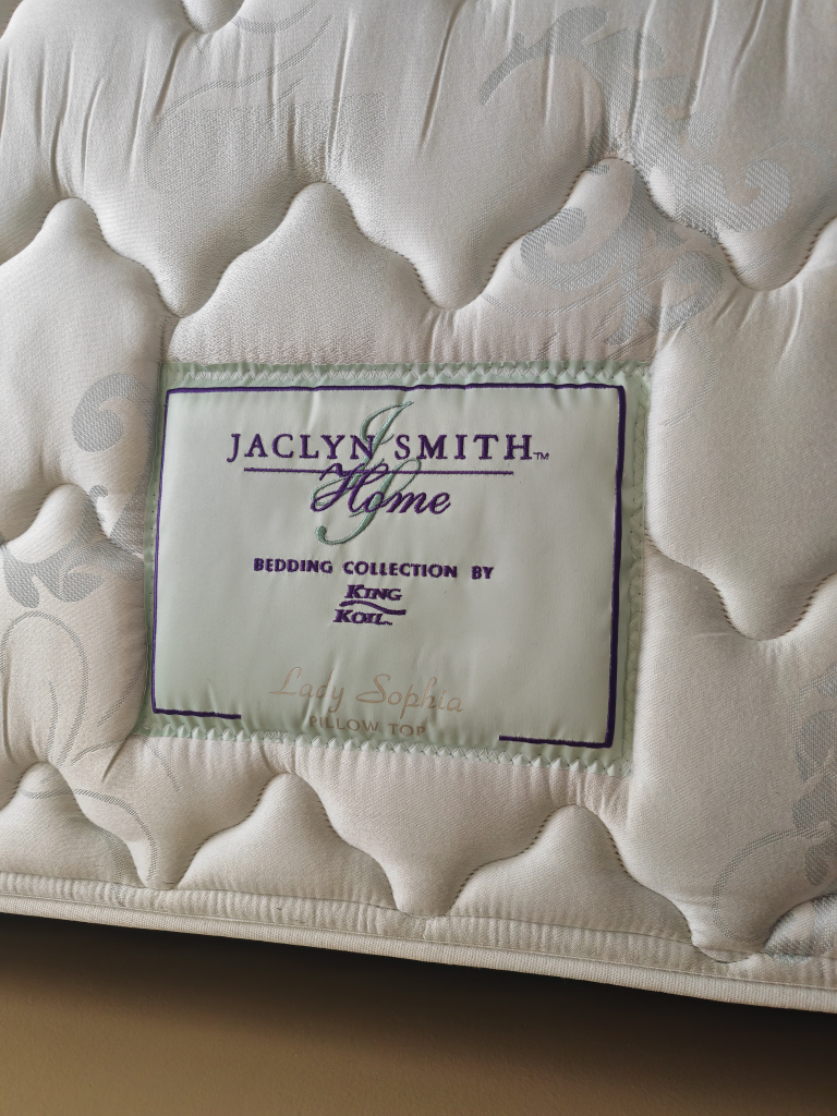 Jaclyn Smith Queen size Mattress - photo 2