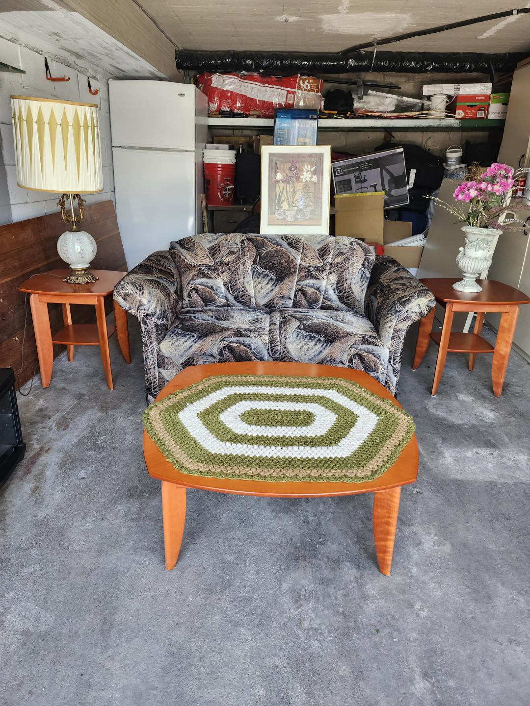 Sofa and coffee tables with lamps