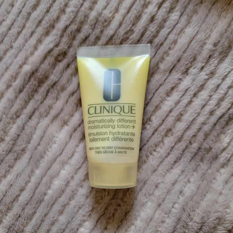 💟 14pc Clinique Moisturizer and Serum sample bundle image indicator(2)