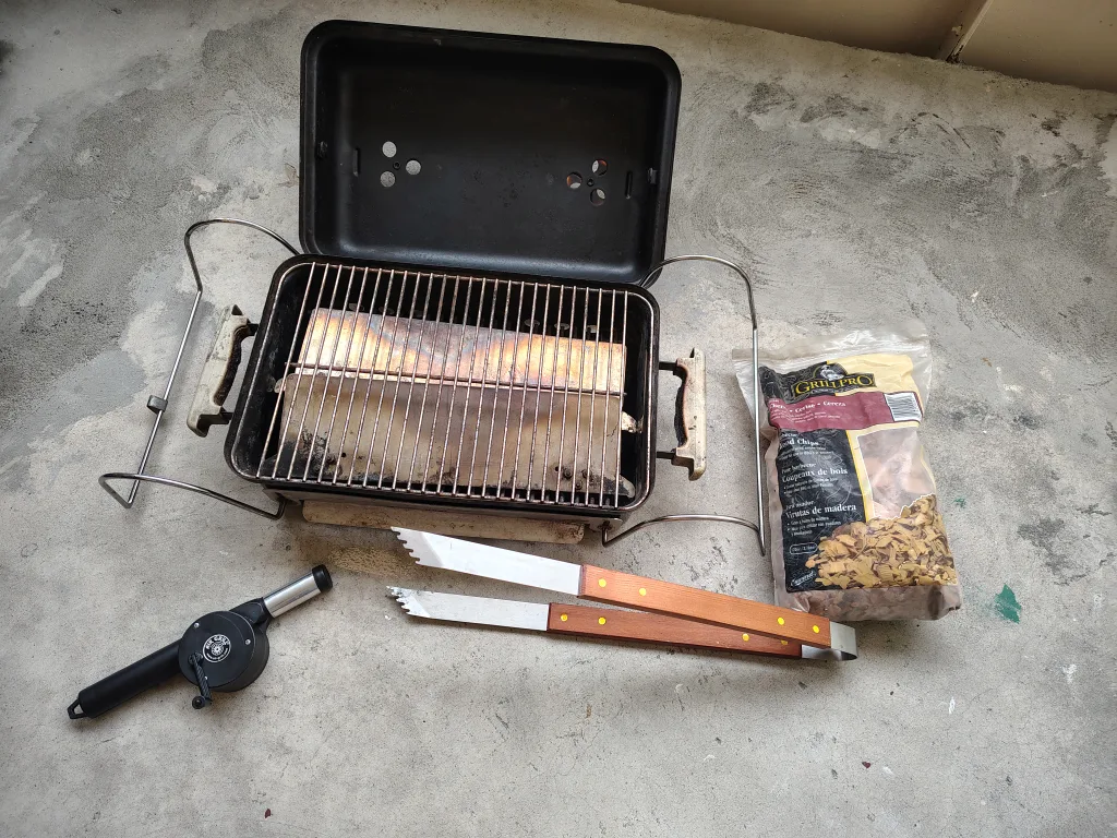 WEBER Go-Anywhere Charcoal BBQ + Accessories image indicator(3)