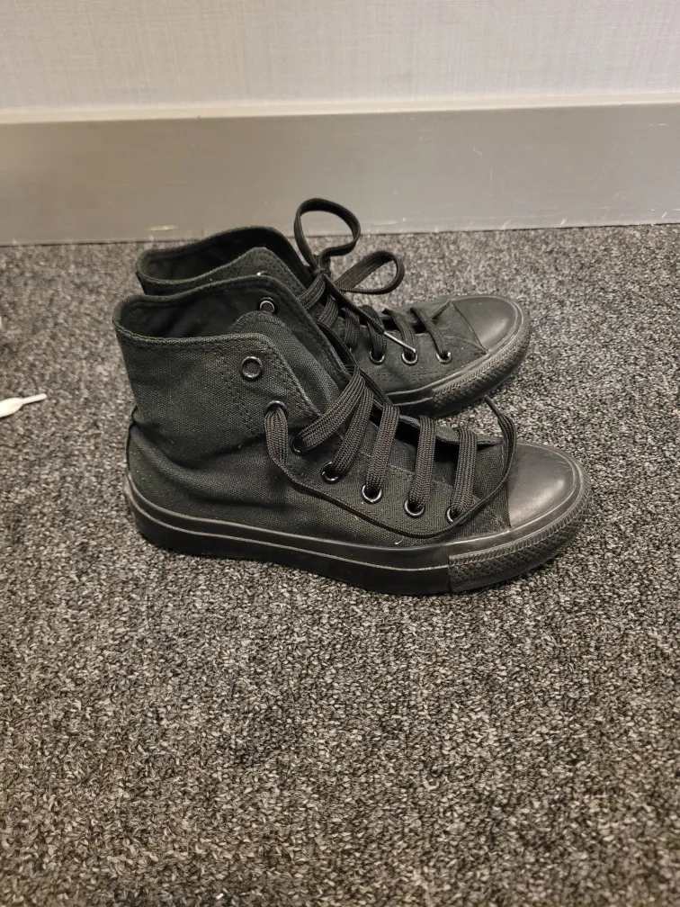 Black Converse High Tops Size US 3.5 image indicator(2)