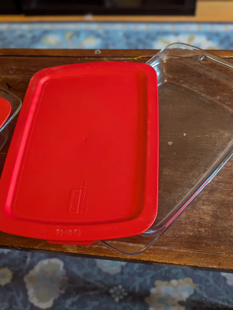 Pyrex 9x13 and 8x8 Baking Dishes with Lids image indicator(4)