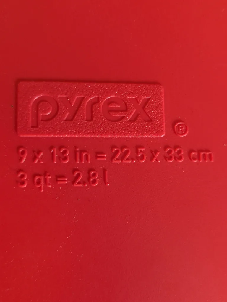 Pyrex 9x13 and 8x8 Baking Dishes with Lids image indicator(5)