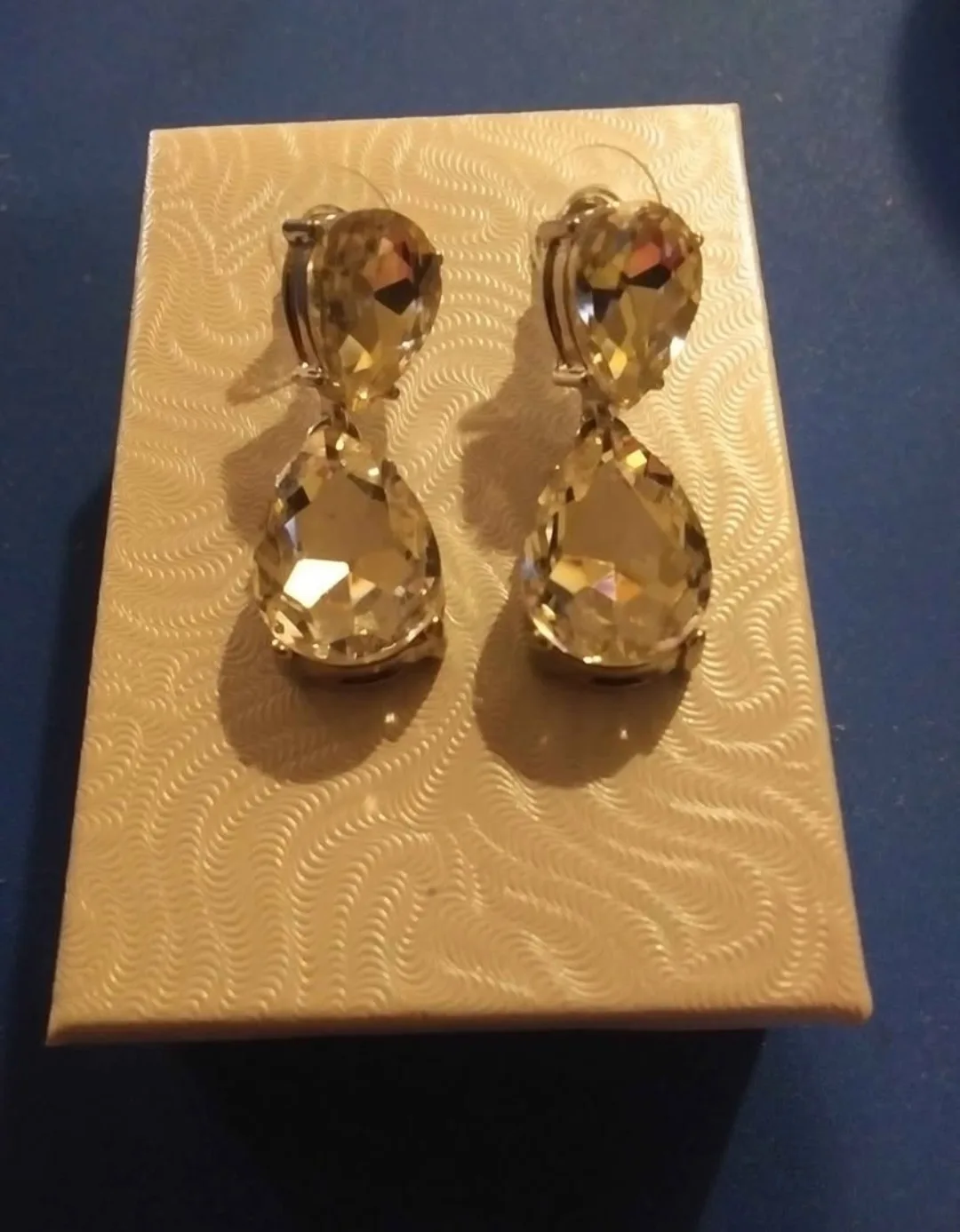 3 pairs of earrings image indicator(2)