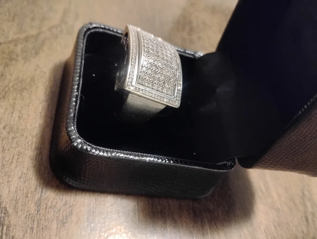 **Large white gold diamond ring** image indicator(3)