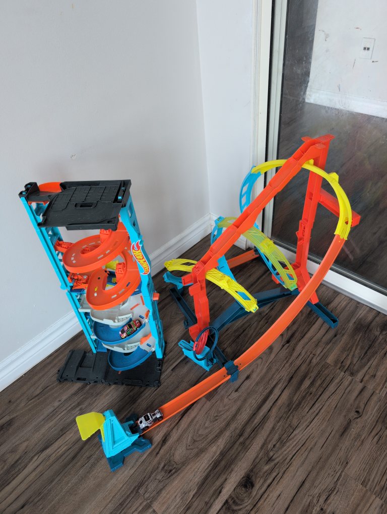 2 set of Hot Wheels Ultimate Garage Playset
