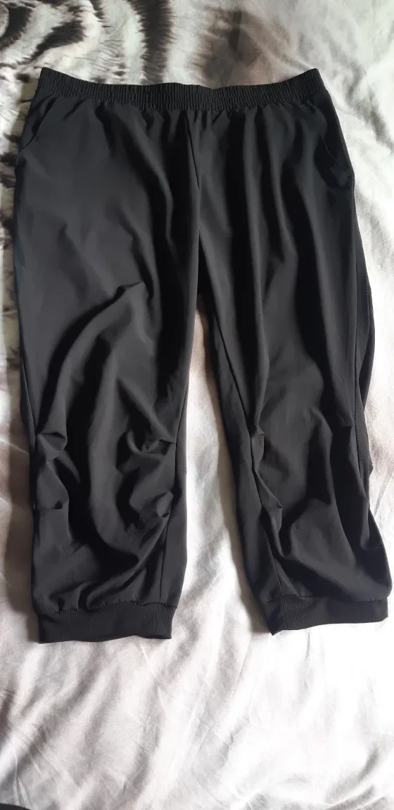 H&M Sport Black Active Multi Tech Cropped Pants - Size 10 thumbnail