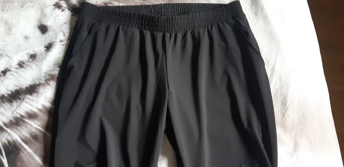 H&M Sport Black Active Multi Tech Cropped Pants - Size 10 image indicator(3)