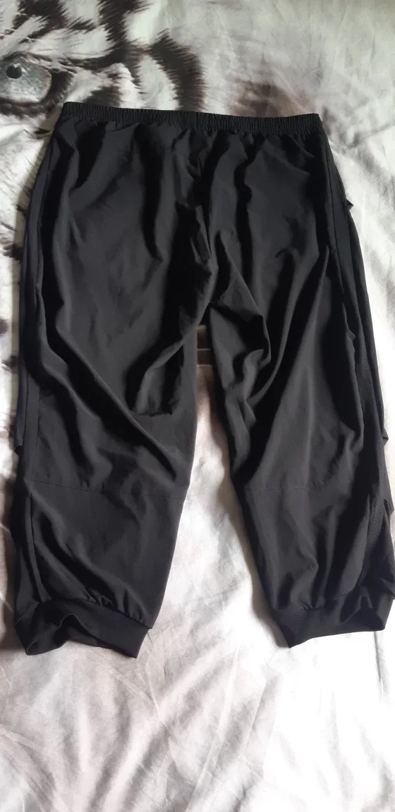 H&M Sport Black Active Multi Tech Cropped Pants - Size 10 image indicator(4)