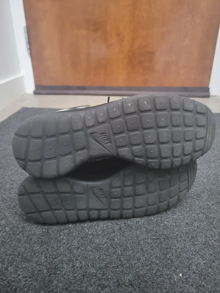 Nike Roshe Run Batman Sneakers image indicator(5)