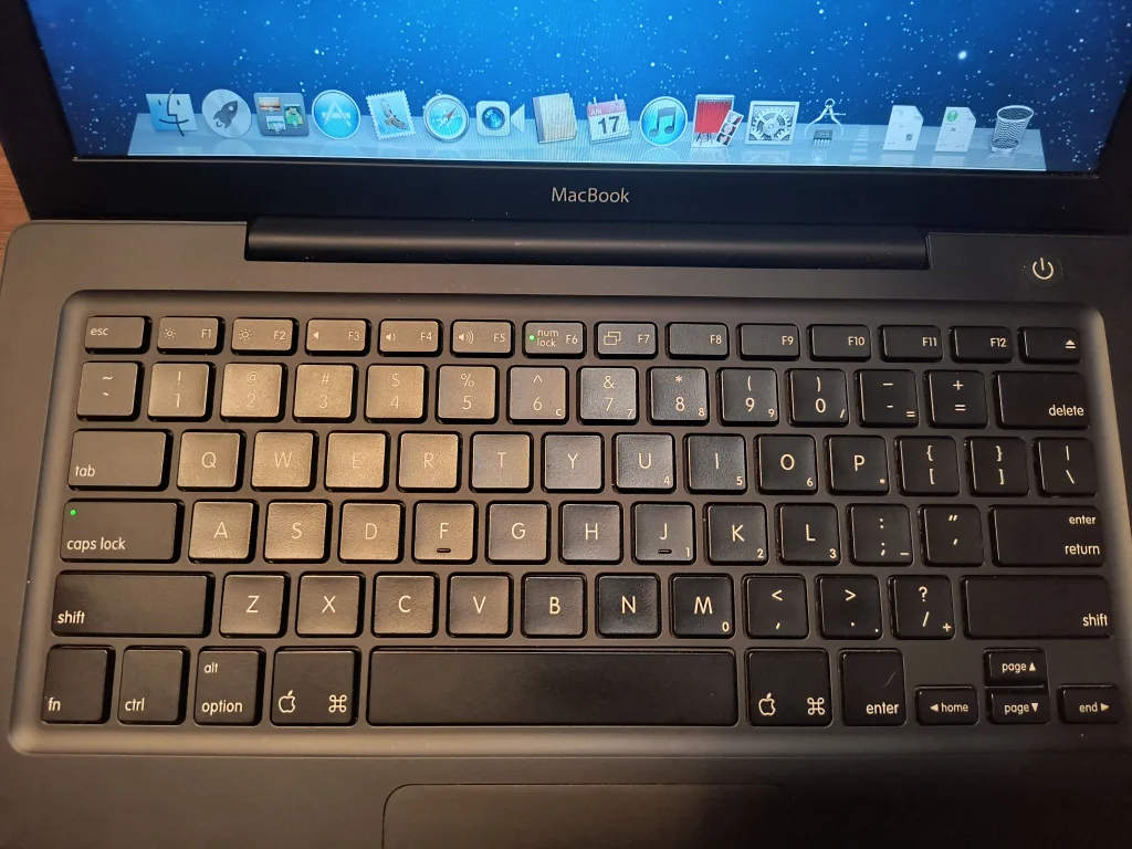 Black 2007 MacBook, OS X Lion image indicator(2)