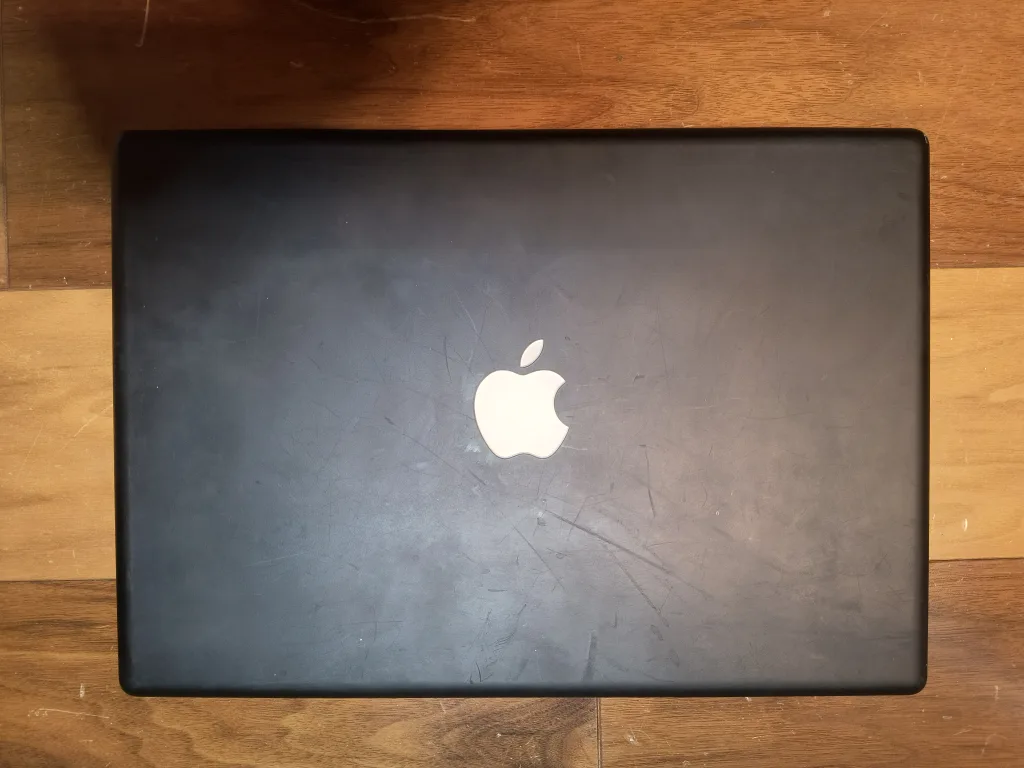 Black 2007 MacBook, OS X Lion image indicator(3)