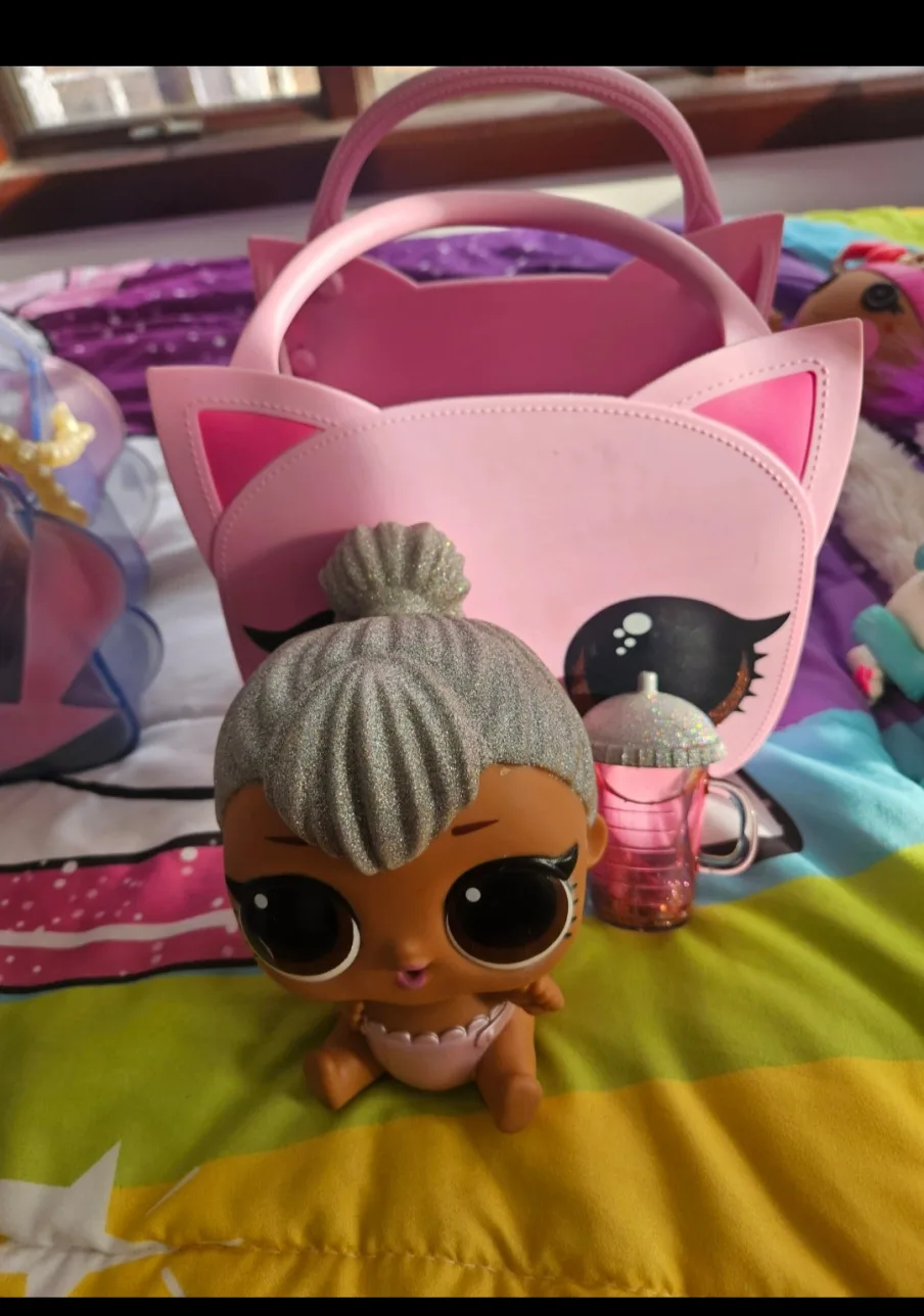 LOL Surprise Dolls and Accessories Bundle image indicator(2)