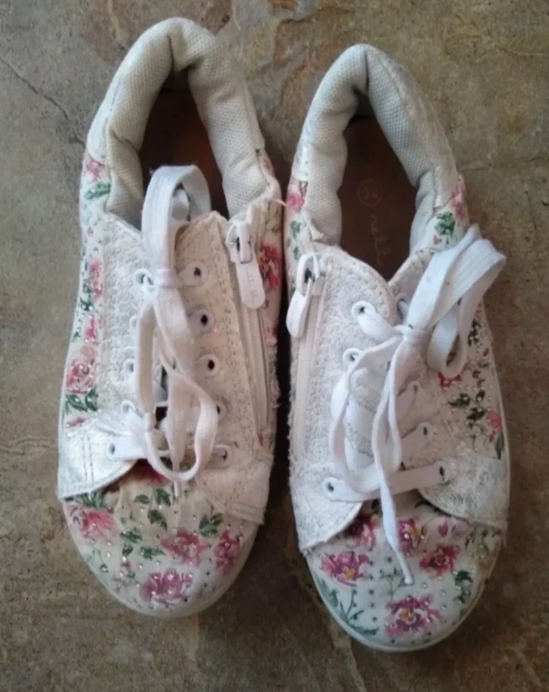 Girl's Running Shoes thumbnail
