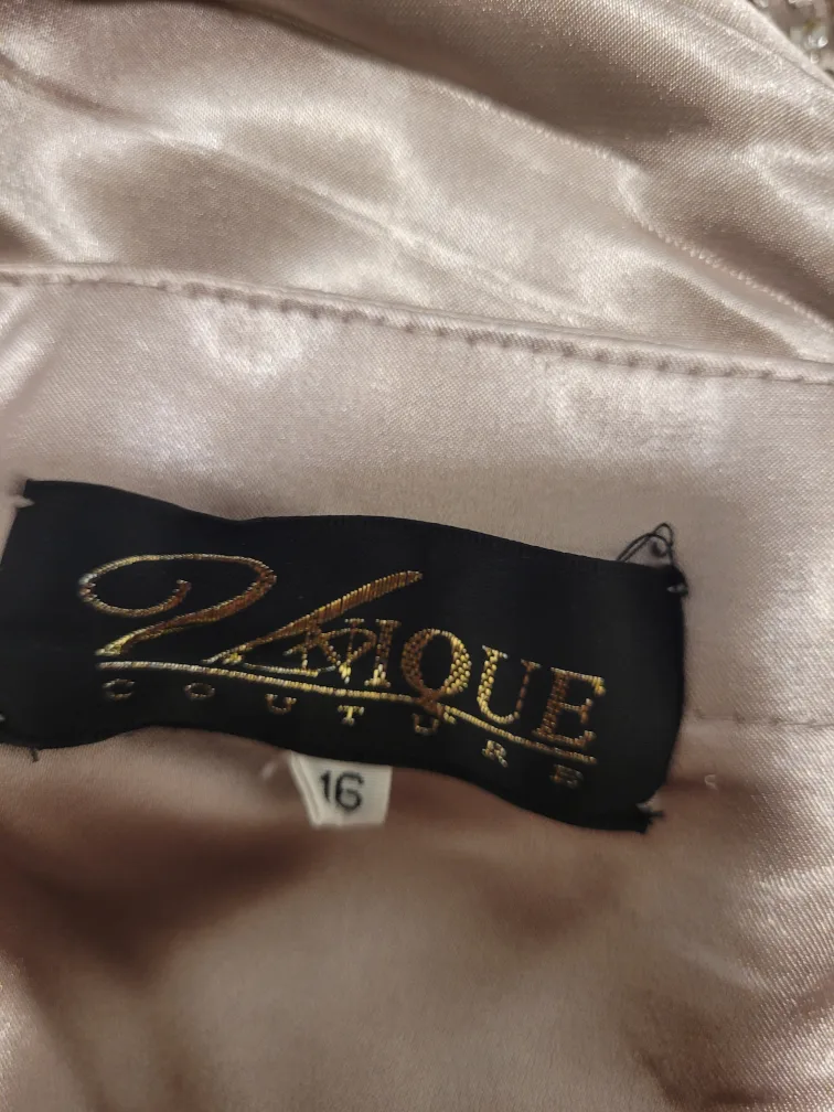 UNIQUE & Elegant Evening Gown & Nine West Clutch image indicator(9)