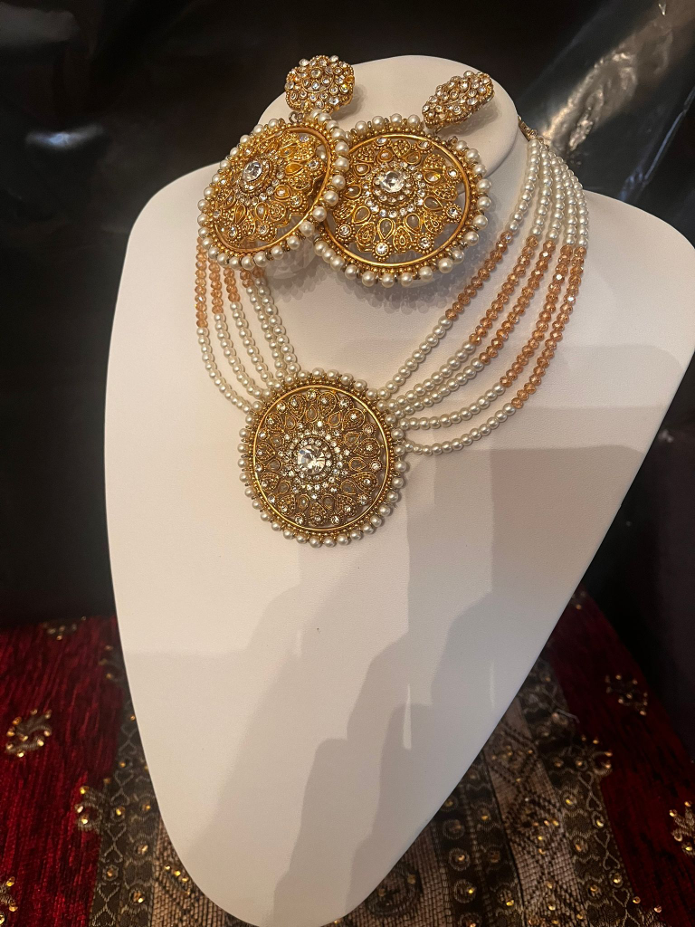 Gorgeous Pearl and Crystal Jewellery Set - photo 3