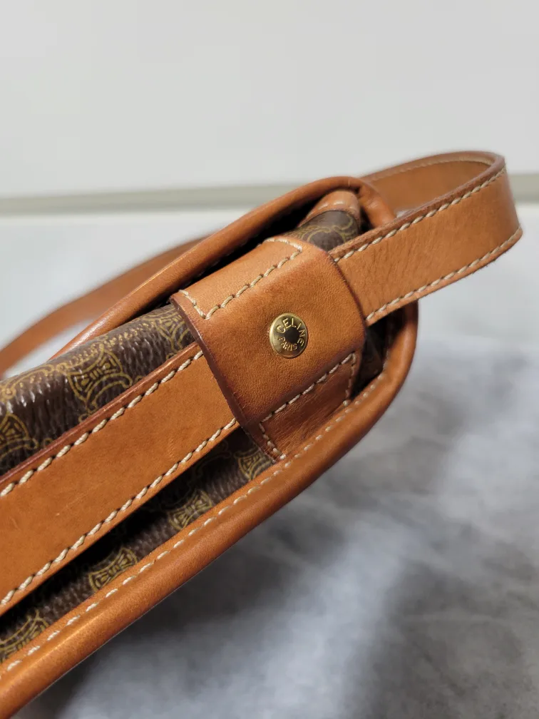 Celine Messenger Bag image indicator(7)