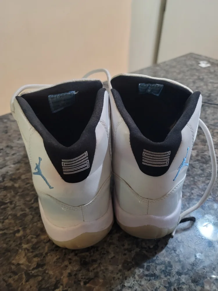 Mens Size 11 Sneakers. image indicator(4)