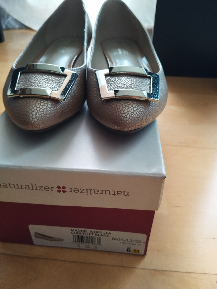 Naturalizer Maddie Ivory Lea Flats (worn once) - photo 2