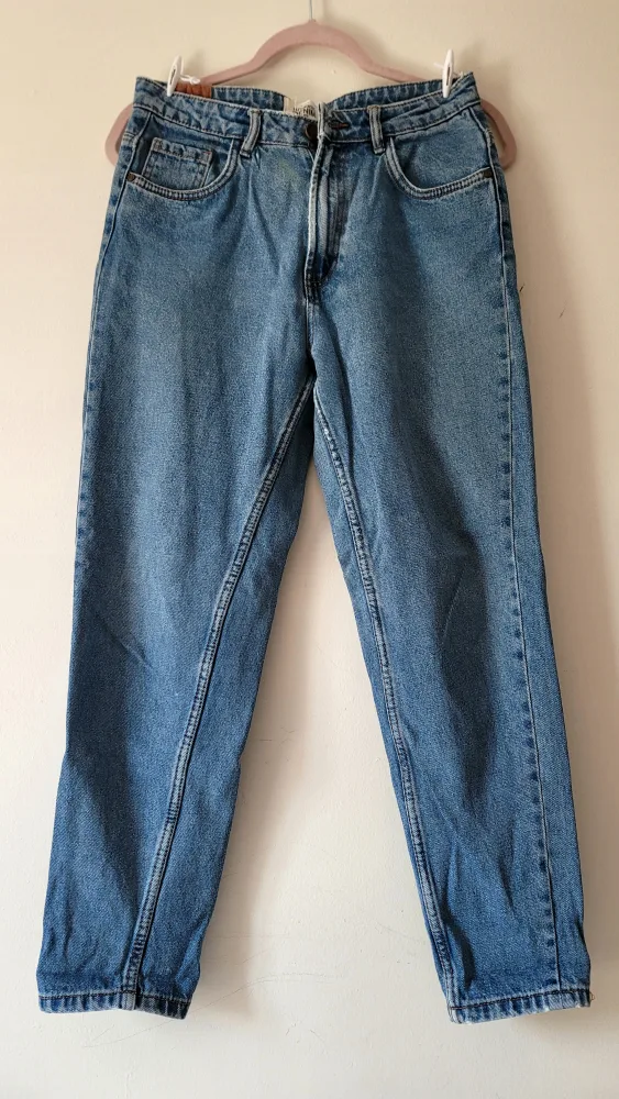 High-Waisted Jeans thumbnail