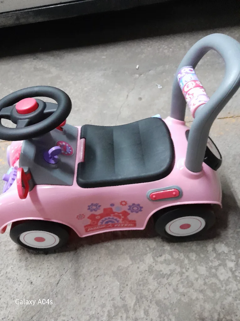 Radio Flyer Toddler Ride-On Car image indicator(5)