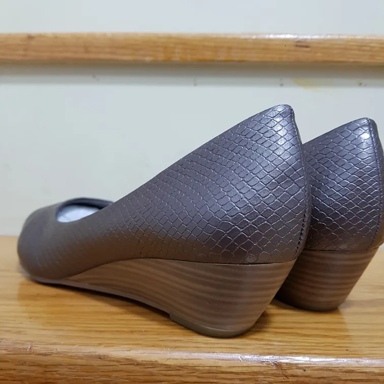 Denver Hayes wedge heels NEW IN BOX image indicator(5)