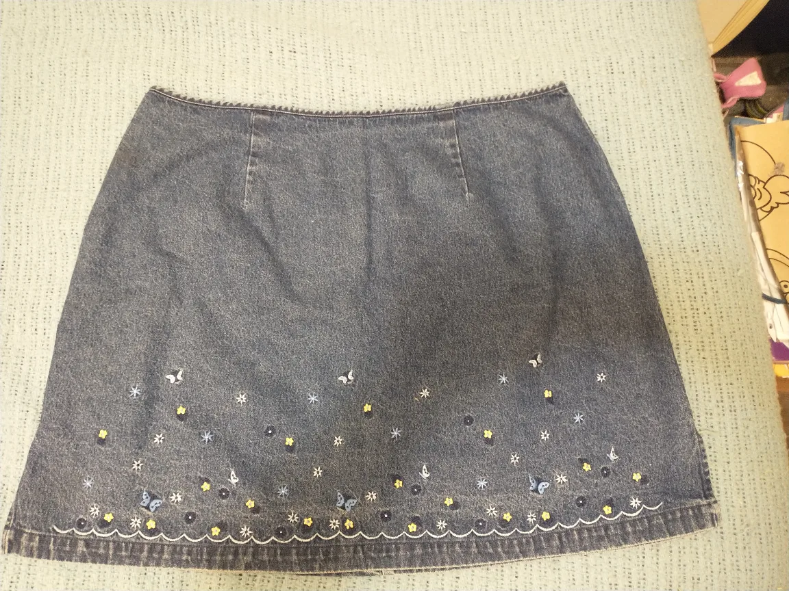 NEW!! DENIM MINI-SKIRT W/ EMBROIDERED FLOWER DESIGN, PLUS SIZE thumbnail