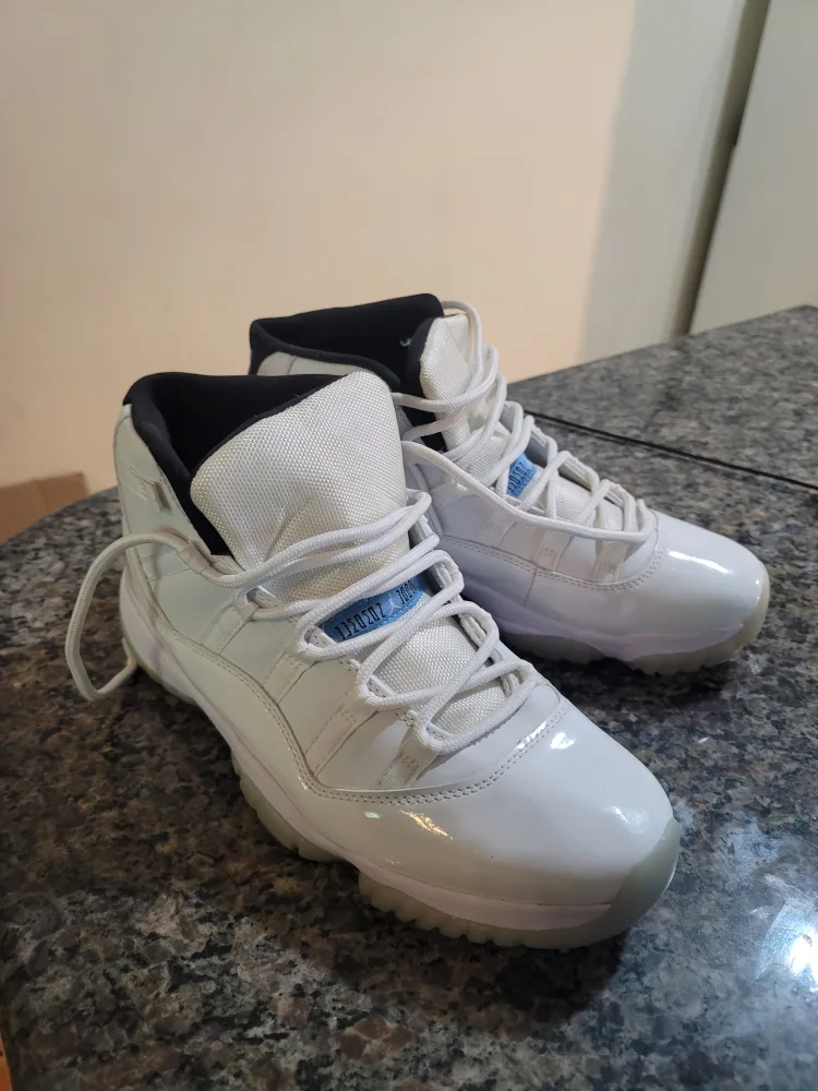 Mens Size 11 Sneakers. image indicator(2)