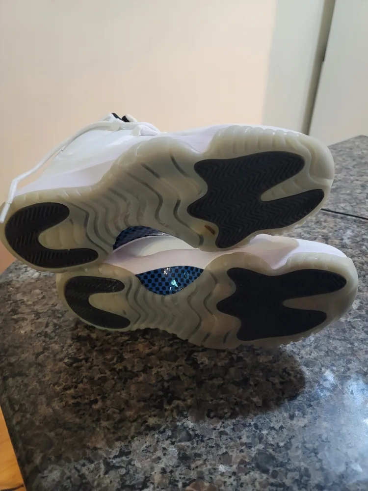 Mens Size 11 Sneakers. image indicator(5)