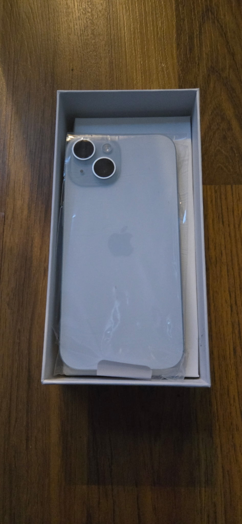 iPhone 15 128GB + case