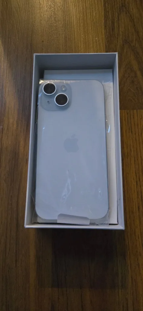 iPhone 15 128GB + case thumbnail
