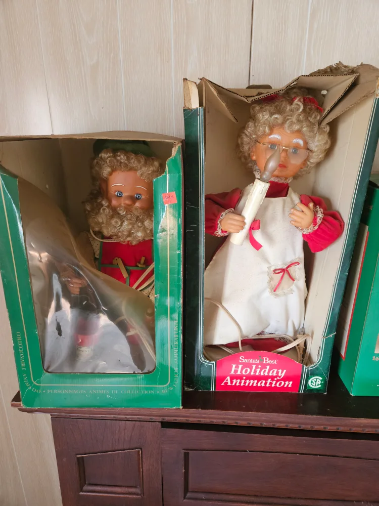 Santa Claus and Mrs. Claus Animated Figures thumbnail