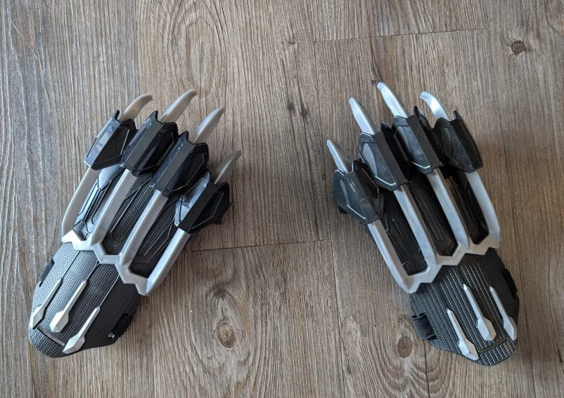 Like NEW - 2 Black Panther Extendable & Retractable Slash Claws image indicator(2)