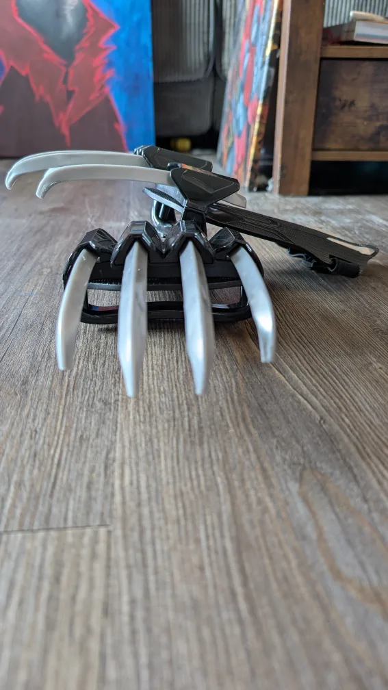 Like NEW - 2 Black Panther Extendable & Retractable Slash Claws image indicator(5)
