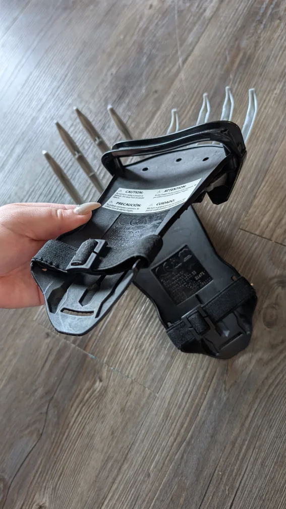 Like NEW - 2 Black Panther Extendable & Retractable Slash Claws image indicator(7)