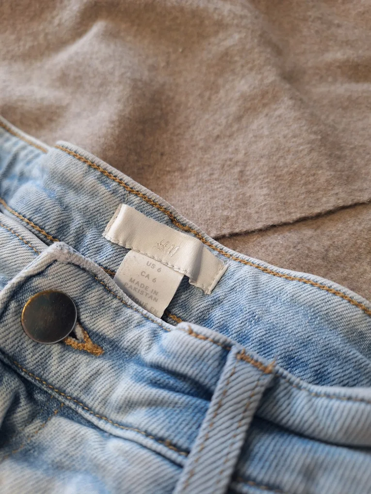 H&M Denim Shorts - Size 6 image indicator(3)