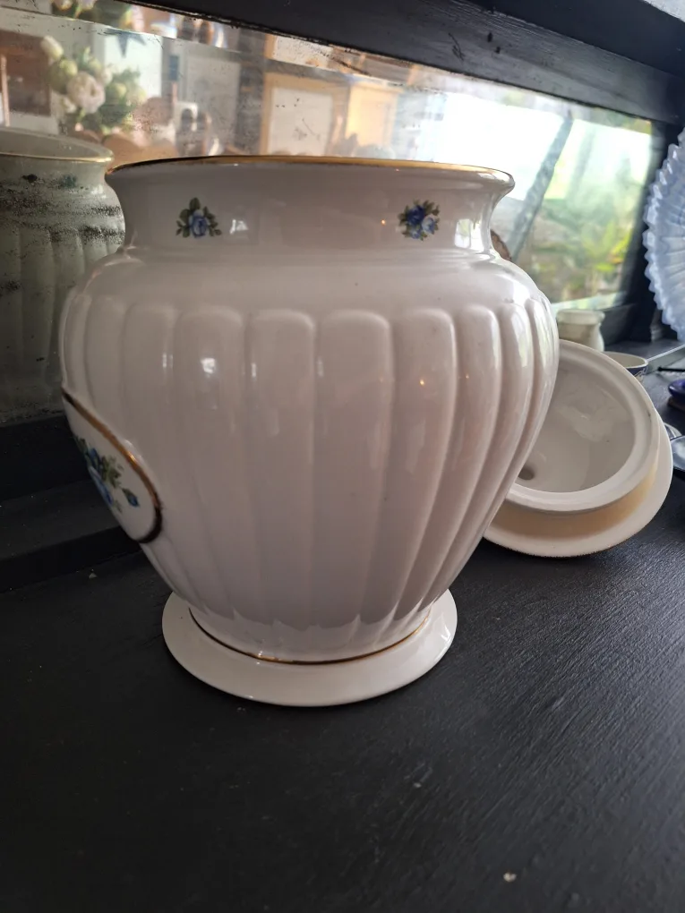 ROYAL ALBERT Moonlight Roses Biscuit Jar image indicator(5)