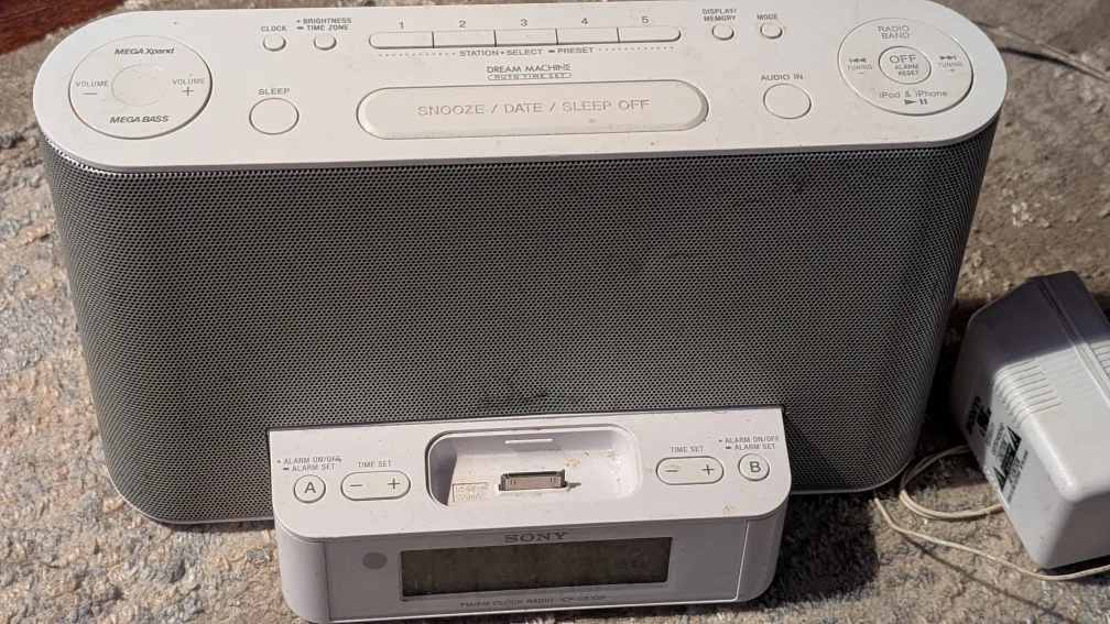 Sony Dream Machine FM/AM Clock Radio image indicator(2)