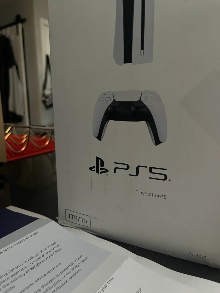 PlayStation 5 disc Console & DualSense Controller image indicator(2)