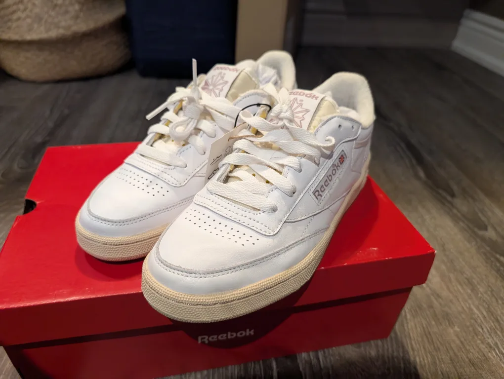 BNIB Reebok Sneakers, womens size 9 image indicator(5)