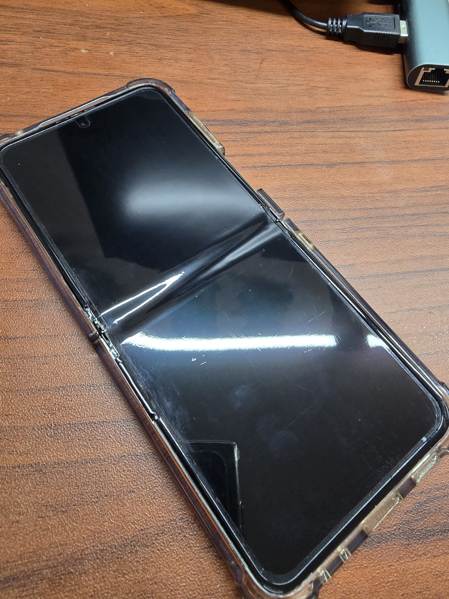 Samsung Galaxy Z Flip5 Phone - photo 2