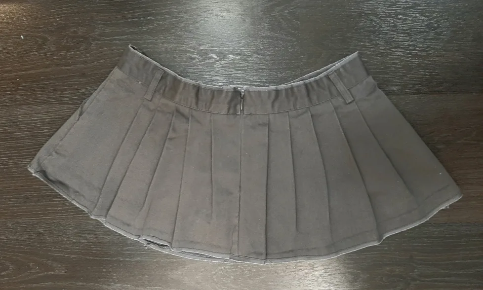 GateLess Grey Pleated Mini Skirt - Size M image indicator(2)