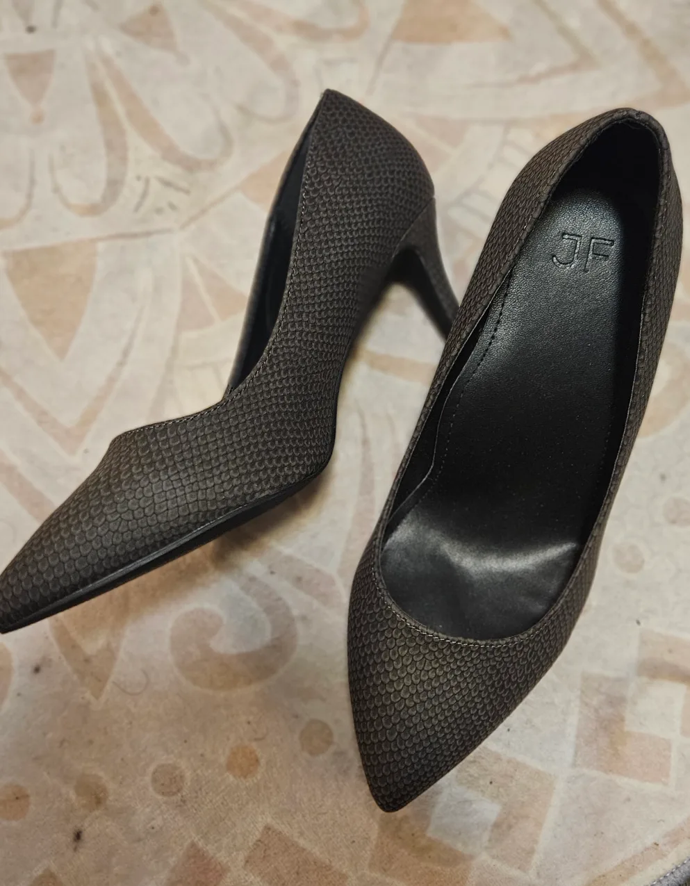 Pointed Toe Heels - Size 9WW thumbnail
